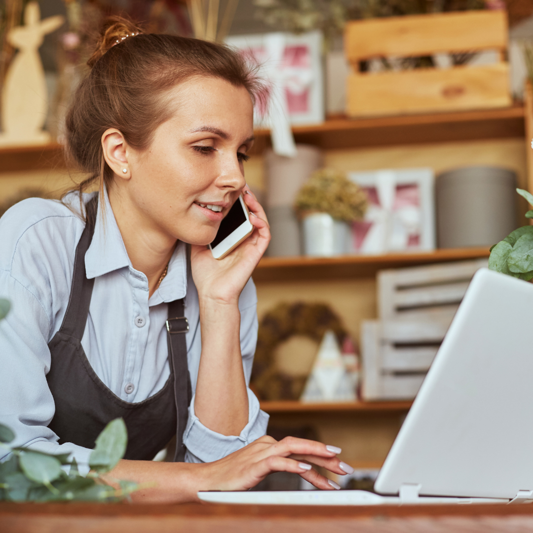 mujer haciendo gestiones online